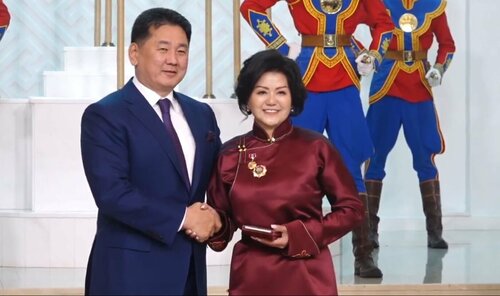 М.Өлзийчимэг Үйлчилгээний гавьяат ажилтан боллоо